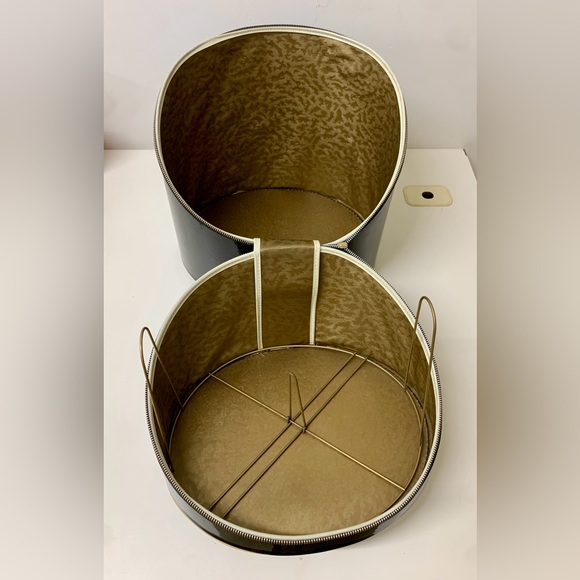 1950s Vintage Blondy Glossy Patent Black Zippered Handled Hat Box - Picture 12 of 16